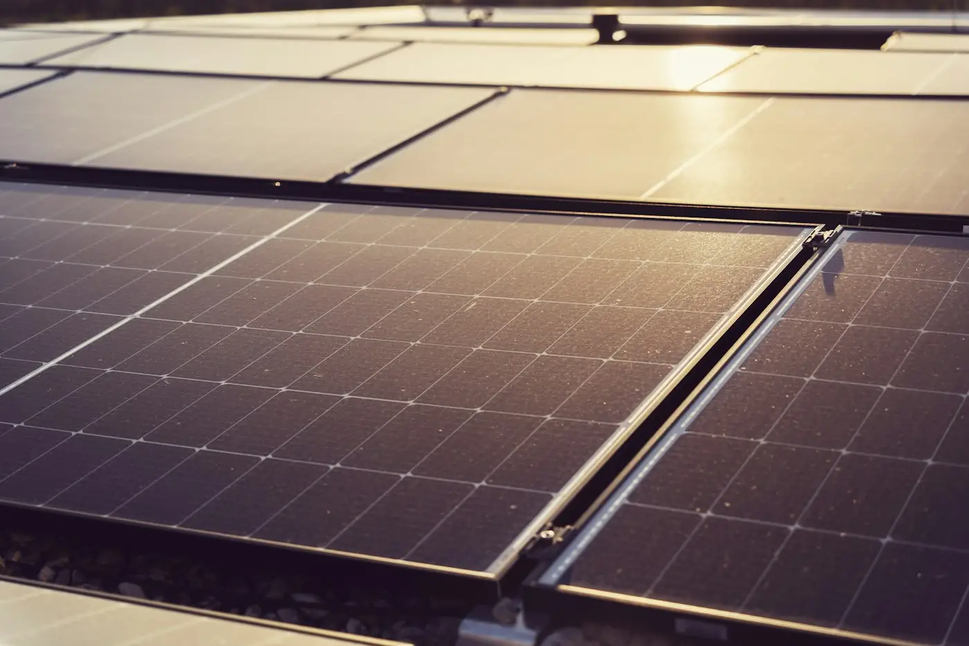 Paneles solares en una instalación comercial