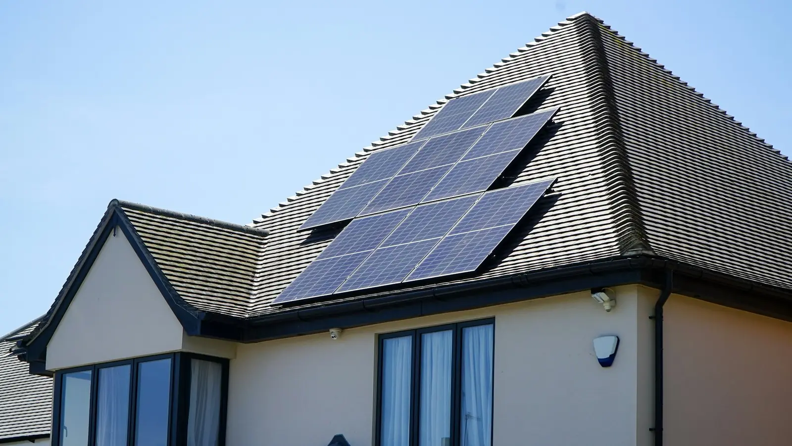Casa con paneles solares instalados en el techo