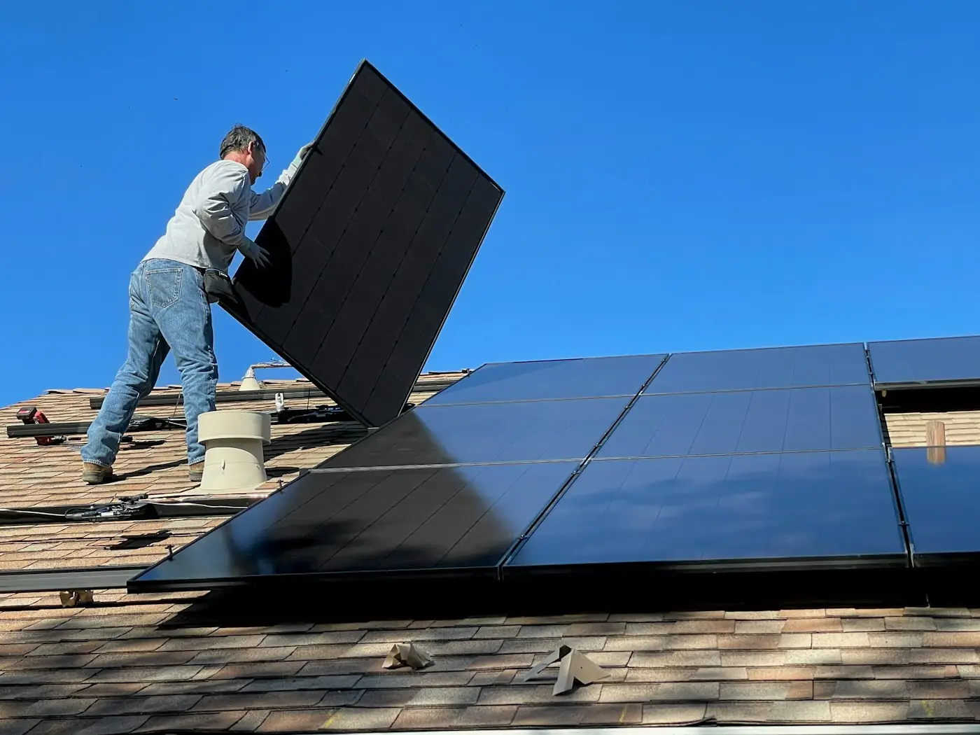 Técnico instalando un panel solar en un techo